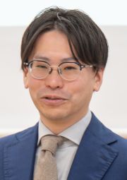 秋葉　慎太朗 氏